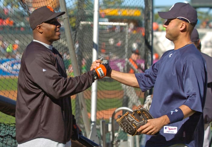 SF Giants outfielder Barry Bonds embraces with Yankees star Derek Jeter before a game. (2007)